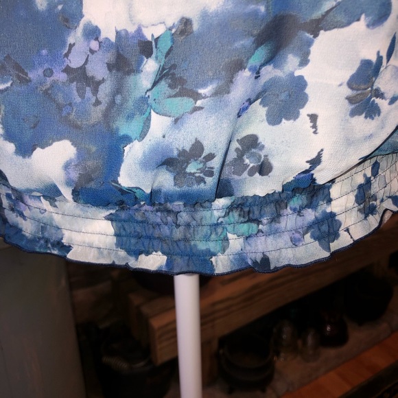LOFT SIZE SMALL BLUE FLORAL PRINT FLUTTER SLEEVE SHEER BLOUSE - Picture 4 of 4